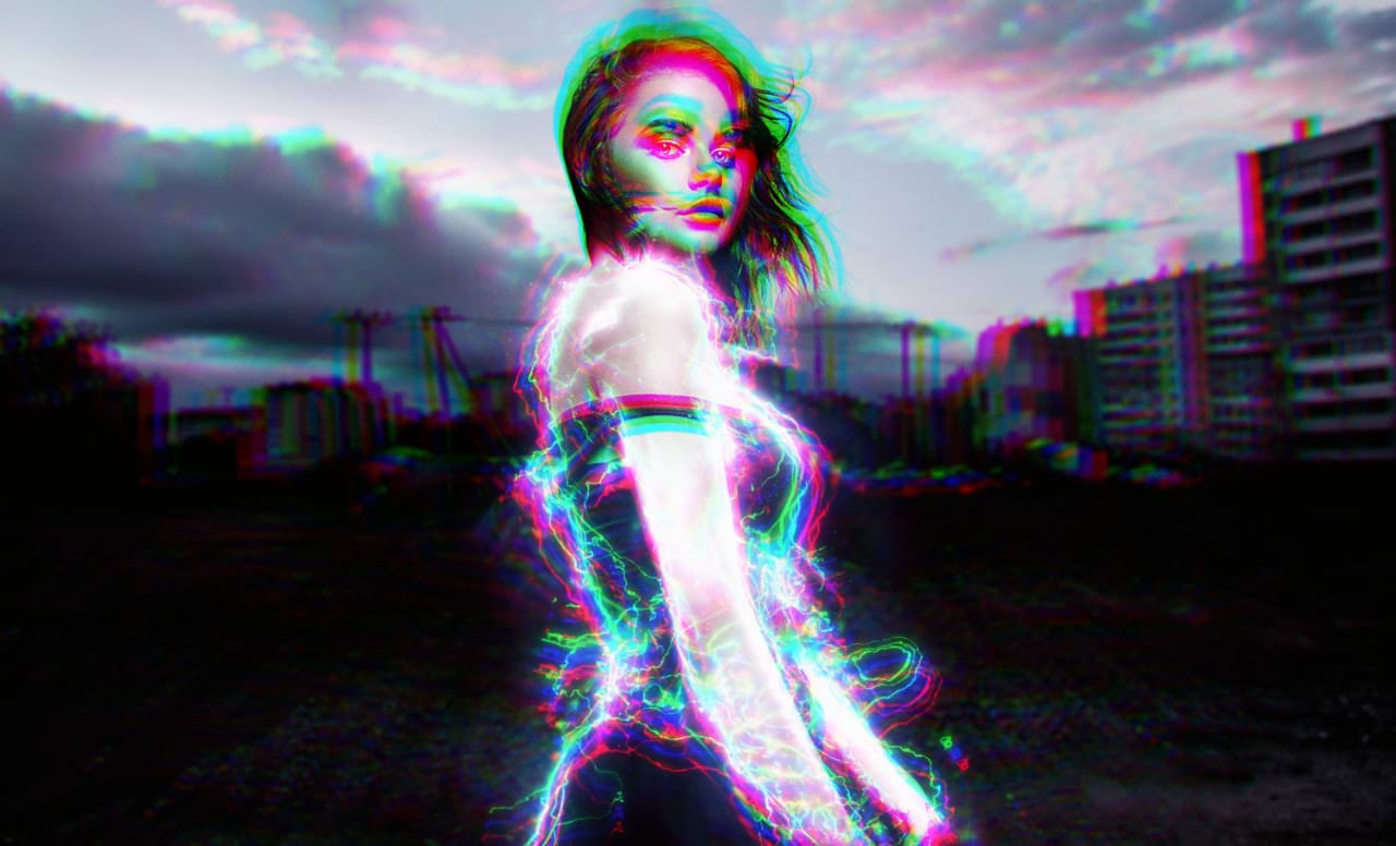 Retrato artístico com efeito glitch colorido